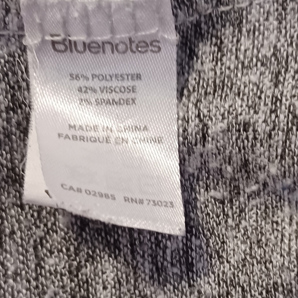 4/$40 Soft Gray Long Sleeve Tee - Size Medium - Picture 9 of 9